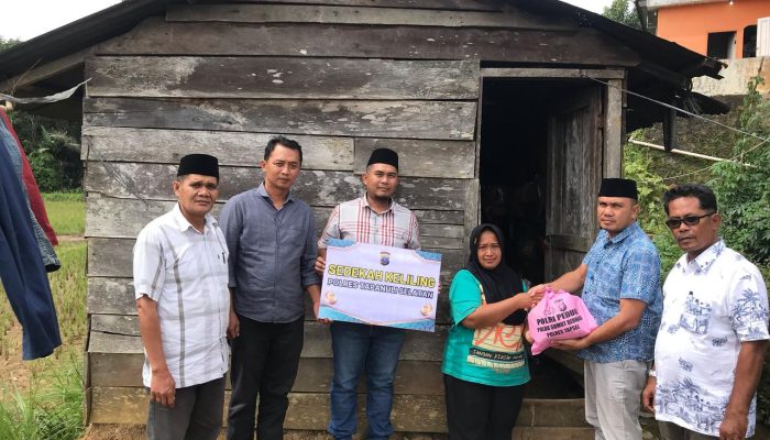Kapolres Tapsel Sedekah Keliling, AKP Oloan Bagikan Sembako ke Beberapa Warga Pra Sejahtera