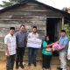 Kasat Intelkam Polres Tapsel, AKP Oloan Lubis, dan jajaran saat membagikan paket sembako di salah satu Rumah warga pra sejahtera dari Kapolres, AKBP Yasir Ahmadi, dalam program Sedekah Keliling Ramadan