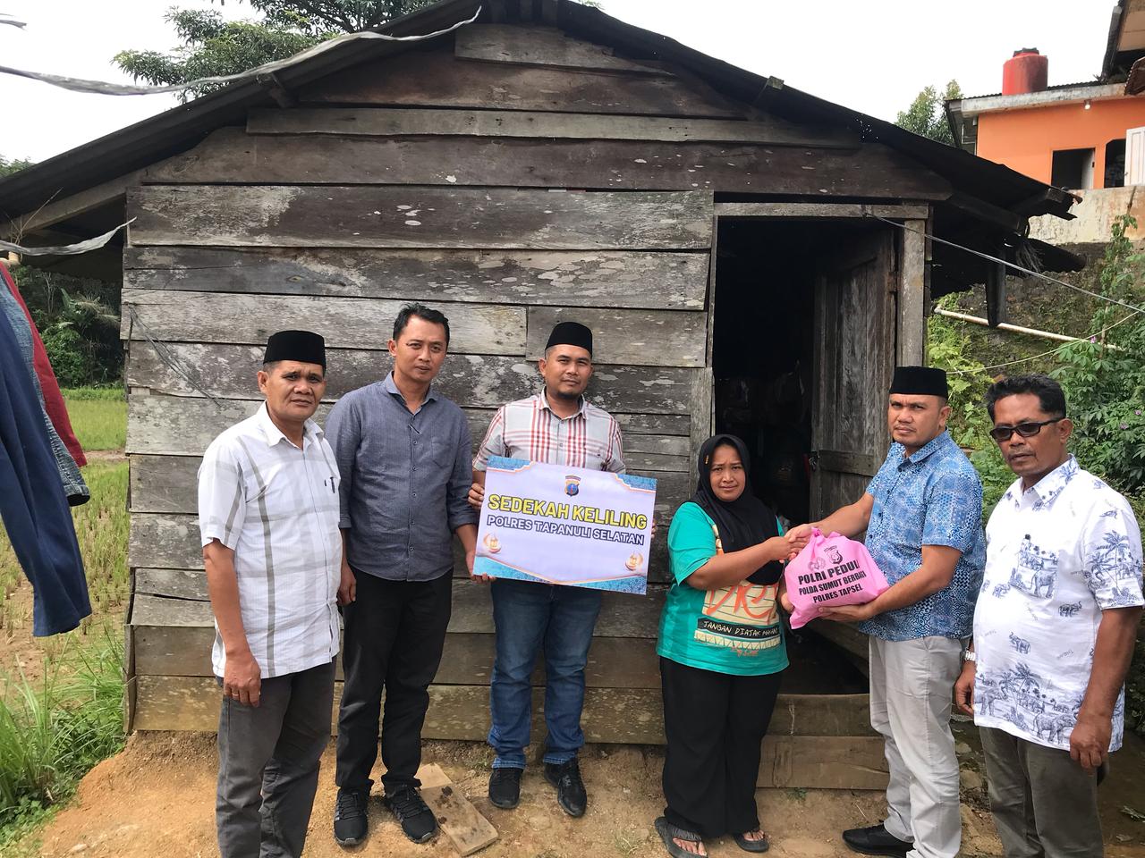 Kasat Intelkam Polres Tapsel, AKP Oloan Lubis, dan jajaran saat membagikan paket sembako di salah satu Rumah warga pra sejahtera dari Kapolres, AKBP Yasir Ahmadi, dalam program Sedekah Keliling Ramadan