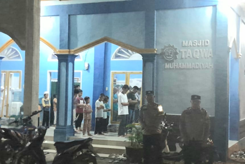 Sejumlah personel Polsek Batang Toru, terlihat siaga menggencarkan Patroli salat Tarawih di Masjid Taqwa Muhammadiyah Desa Hapesong Baru