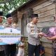 Waka Polres Tapsel, Kompol Rapi Pinakri, didampingi Kapolsek Sipirok, Iptu Aswin Manurung, saat menyerahkan paket sembako dan tali asih ke warga pra sejahtera