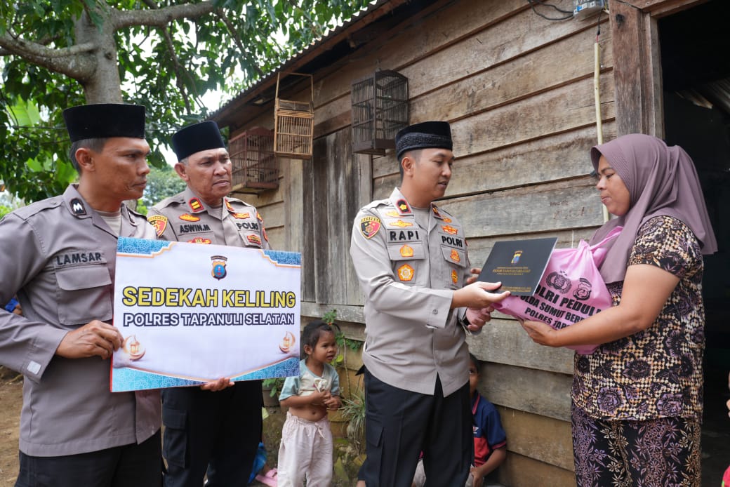 Waka Polres Tapsel, Kompol Rapi Pinakri, didampingi Kapolsek Sipirok, Iptu Aswin Manurung, saat menyerahkan paket sembako dan tali asih ke warga pra sejahtera