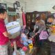 Kabag SDM Polres Tapsel, Kompol Abdi Abdillah, saat menyerahkan paket sembako dan uang santunan dari Kapolres, AKBP Yasir Ahmadi, ke salah seorang warga pra sejahtera dalam program bertajuk Sedekah Keliling