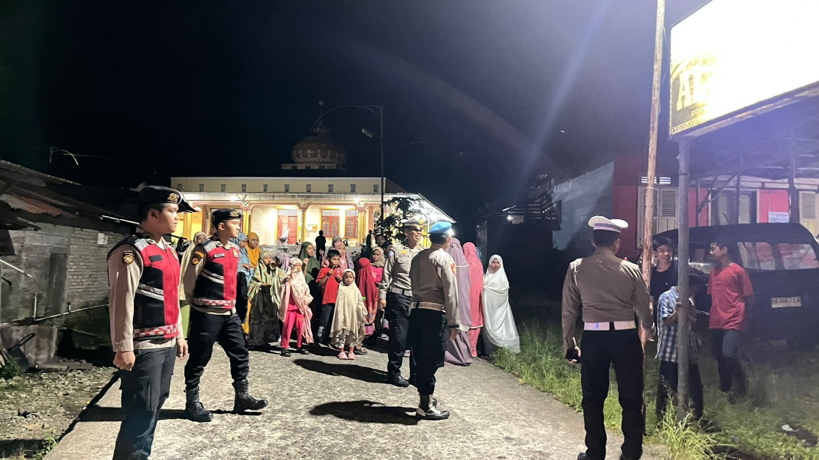 Personel Polres Tapsel saat menggelar Patroli pengamanan salat Isya dan Tarawih di Masjid Al Ikhlas Sipirok