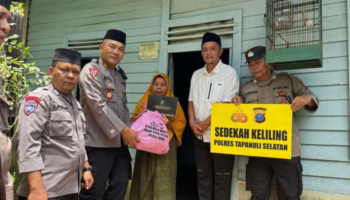Sedekah Keliling Polres Tapsel Sentuh Warga Lansia di Parsalakan