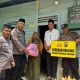 Kabag Ops Polres Tapsel, AKP Adi Haryono, menyerahkan paket sembako dan uang santunan tali asih dalam program sedekah keliling Ramadan 1446 H dari Kapolres, AKBP Yasir Ahmadi