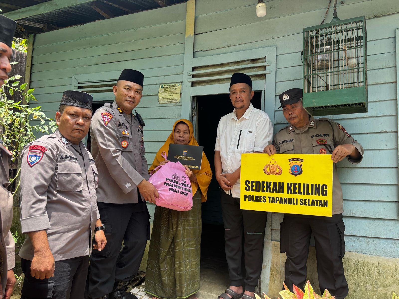 Kabag Ops Polres Tapsel, AKP Adi Haryono, menyerahkan paket sembako dan uang santunan tali asih dalam program sedekah keliling Ramadan 1446 H dari Kapolres, AKBP Yasir Ahmadi