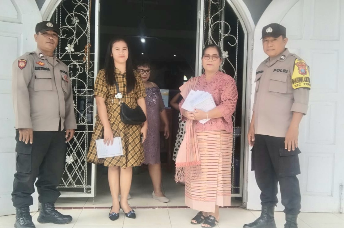 Sejumlah personel Polsek Batang Toru saat menggelar pengamanan di depan Gereja HKBP