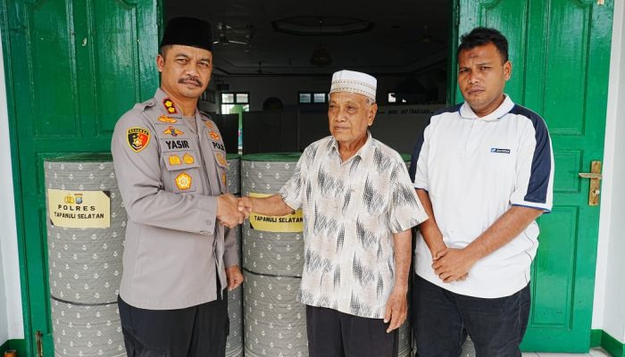 Indahnya Ramadan, AKBP Yasir Bantu 4 Gulung Ambal Sajadah ke Masjid
