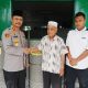 Kapolres Tapsel, AKBP Yasir Ahmadi, menyerahkan bantuan berupa 4 gulung ambal sajadah ke Masjid Ali Mukhtar dalam program sedekah keliling Ramadan 1446 H