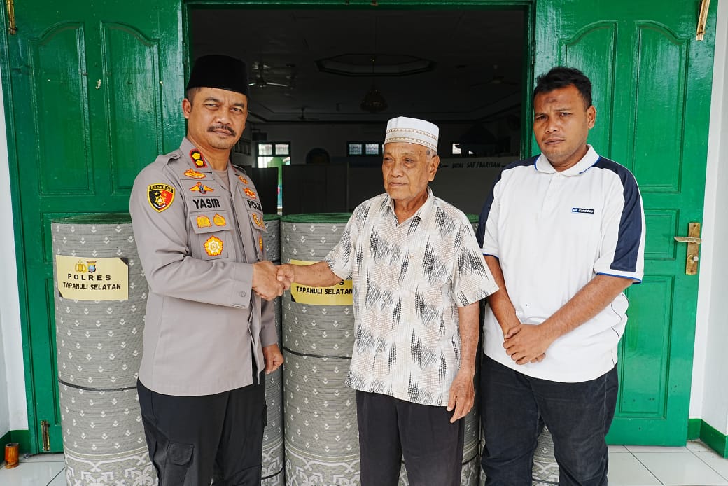 Kapolres Tapsel, AKBP Yasir Ahmadi, menyerahkan bantuan berupa 4 gulung ambal sajadah ke Masjid Ali Mukhtar dalam program sedekah keliling Ramadan 1446 H