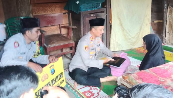 Dari Pintu ke Pintu, AKBP Yasir Beri Tali Asih dan Sembako ke Warga Pra Sejahtera