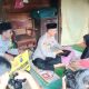 Kapolres Tapsel, AKBP Yasir Ahmadi, dan jajaran, saat menyerahkan uang santunan tali asih berikut paket sembako ke salah seorang janda sebatangkara yang perekonomiannya tergolong pra sejahtera
