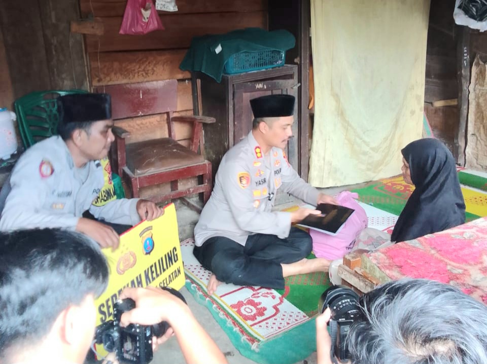 Kapolres Tapsel, AKBP Yasir Ahmadi, dan jajaran, saat menyerahkan uang santunan tali asih berikut paket sembako ke salah seorang janda sebatangkara yang perekonomiannya tergolong pra sejahtera