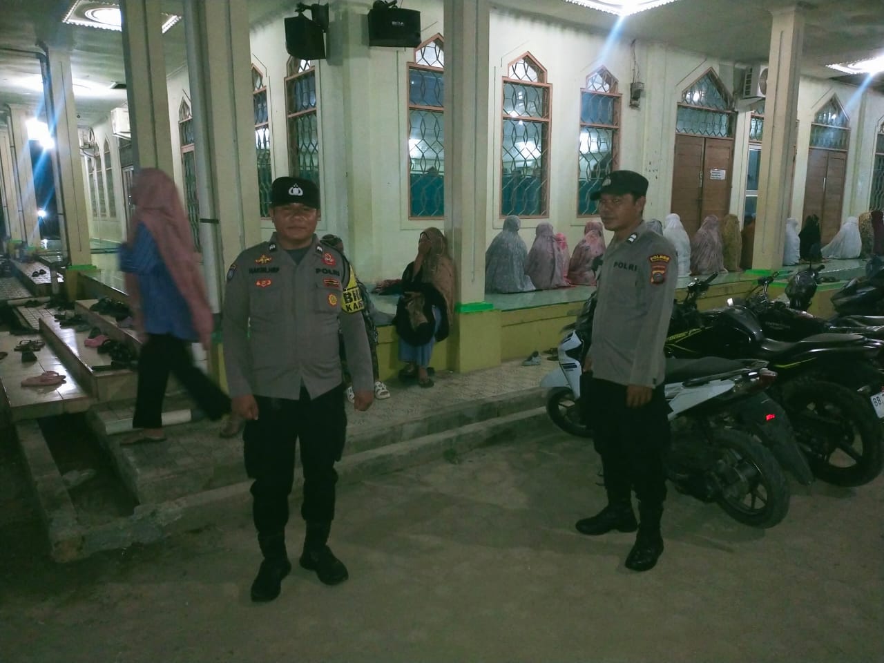 Personel Polsek Batang Toru saat menggelar Patroli pengamanan salat Tarawih di Masjid