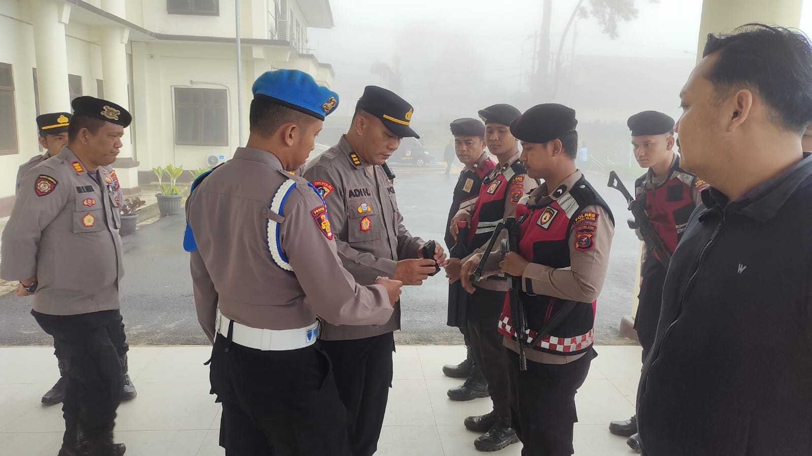 Kabag Ops Polres Tapsel, AKP Adi Haryono, saat lakukan pengecekan perlengkapan personel yang akan melaksanakan tugas Patroli mandah