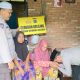 Kabag Ren Polres Tapsel, Kompol Rudi Siregar, menyerahkan paket sembako dan uang santunan tali asih ke salah satu warga Lansia pra sejahtera dalam program sedekah keliling