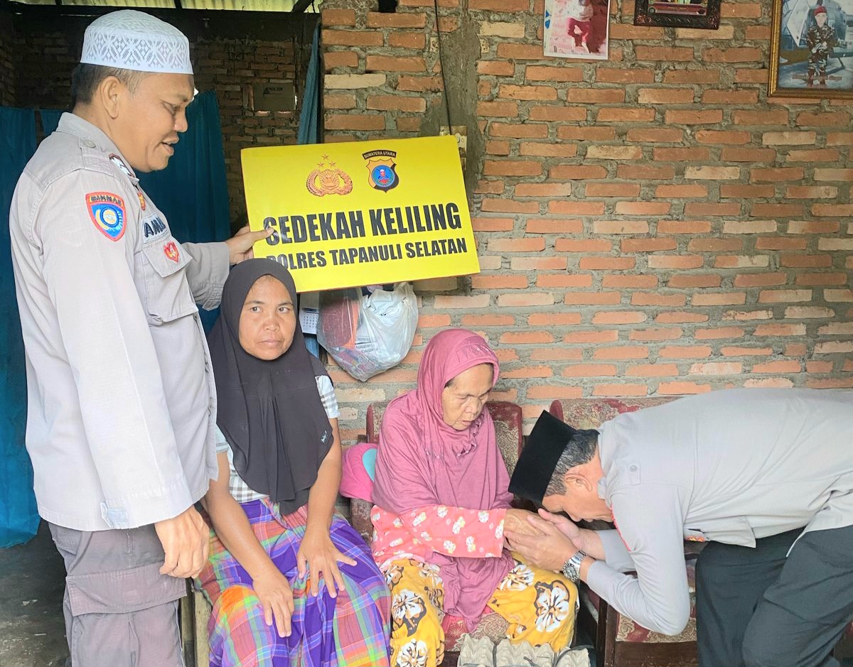 Kabag Ren Polres Tapsel, Kompol Rudi Siregar, menyerahkan paket sembako dan uang santunan tali asih ke salah satu warga Lansia pra sejahtera dalam program sedekah keliling