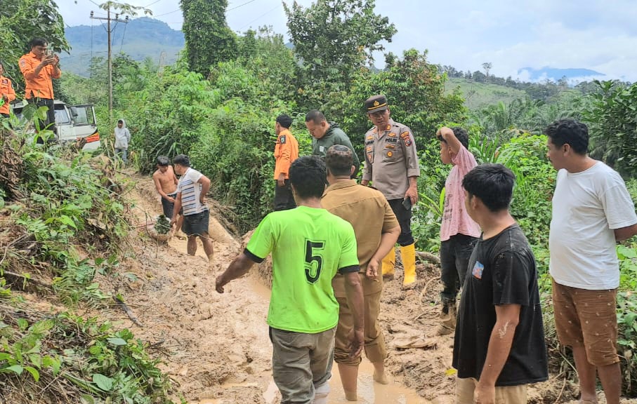 Kapolsek Padang Bolak, AKP Muallim Harahap, cek lokasi insiden tanah longsor di Dusun Lappais, Desa Hutaimbaru II