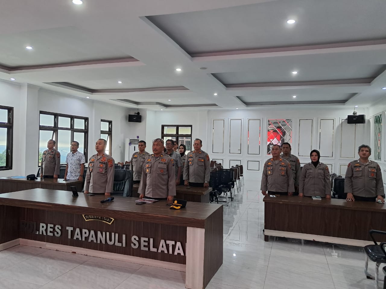 Waka Polres Tapsel, Kompol Rapi Pinakri, bersama Kabag SDM, Kompol Abdi Abdillah, SH, Kabag Log, AKP Haposan Harahap, Kasi Propam, AKP R Trihardjanto, dan Perwira lainnya, saat mengikuti zoom meeting Rakor Lintas Sektoral terkait pengamanan perayaan Idul Fitri 1446 H