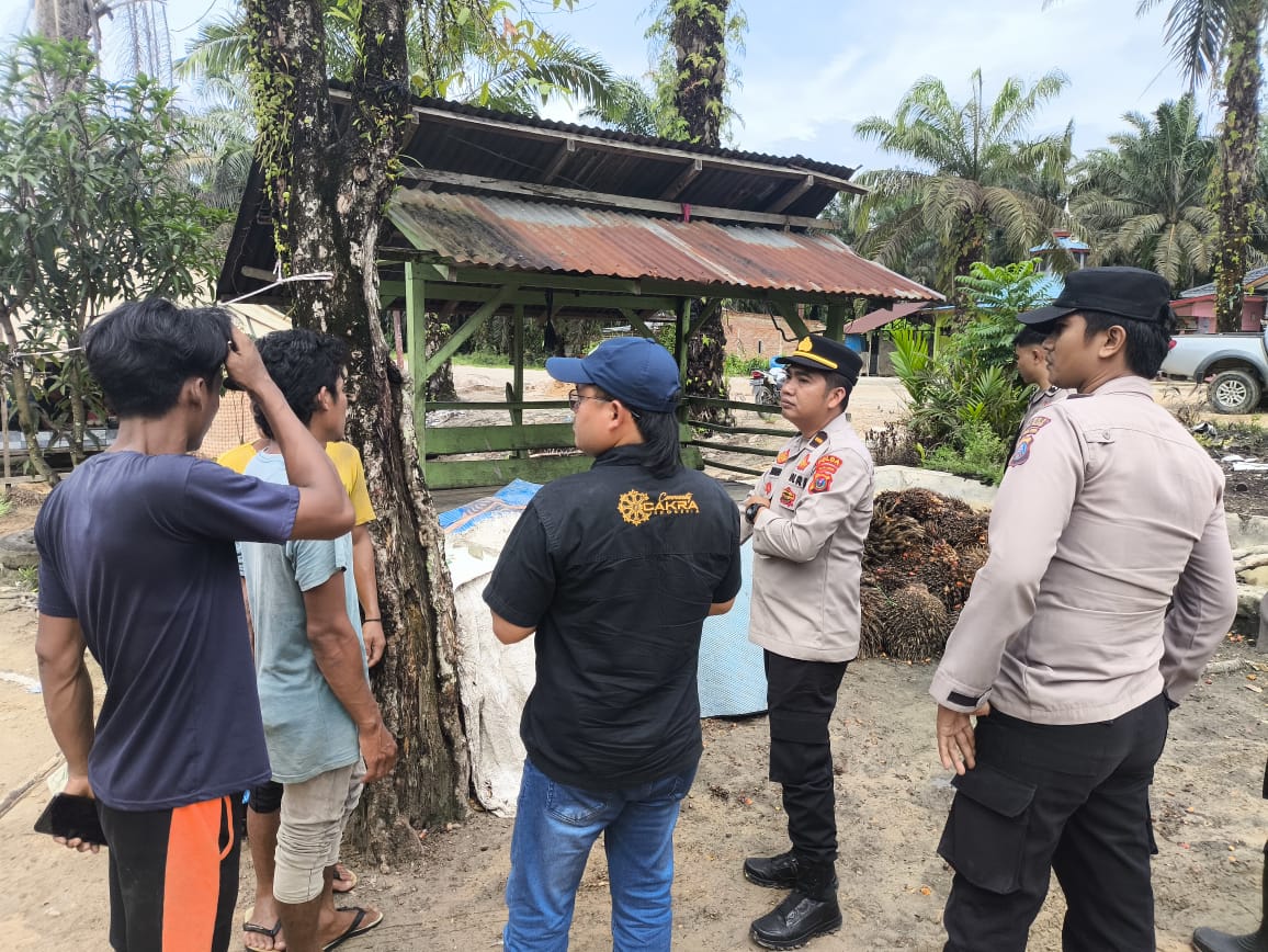 Tim A Patroli mandah Polres Tapsel saat melakukan pendataan dan imbauan ke para Toke pengepul agar waspada dan hati-hati dalam membeli brondolan sawit dari masyarakat