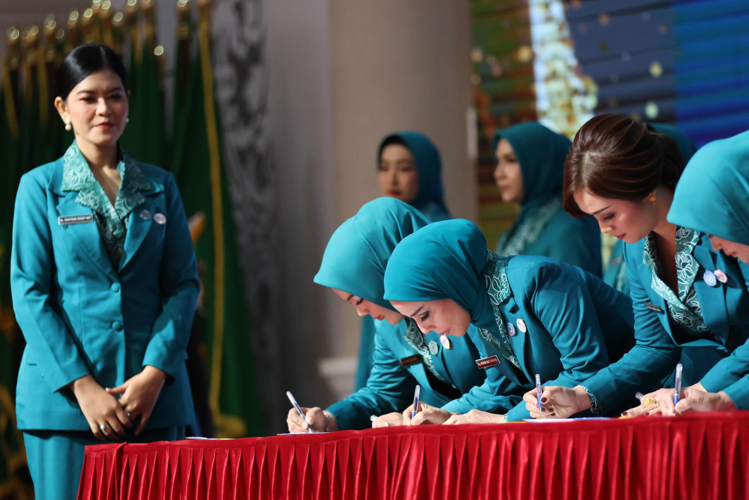 Ny Murni Gus Irawan dilantik menjadi Ketua TP PKK Tapsel oleh Ketua TP PKK Sumut, Ny Kahiyang Ayu Bobby Nasution bersama 31 Ketua TP PKK Kabupaten/Kota lainnya