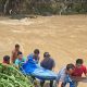 Sejumlah warga Desa Pudun Jae mengevakuasi korban, Feri Siregar, yang ditemukan meninggal dunia dalam keadaan tersangkut di sekitaran aliran Sungai Batang Angkola