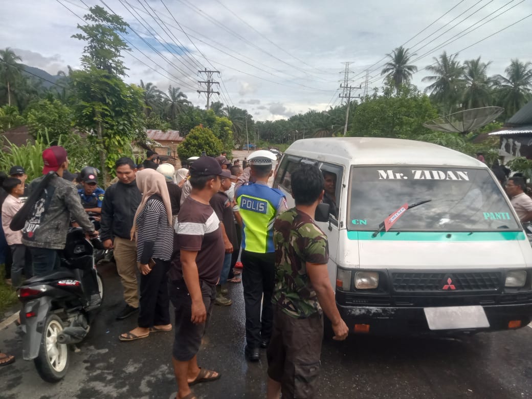 Personel Sat Lantas Polres Tapsel terlihat siaga di lokasi banjir di Jalinsum dekat Sungai objek Wisata Aek Sijorni, guna mengatur arus lalulintas agar tidak macet dan mengimbau masyarakat supaya tetap waspada