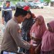 Kabag Ren Polres Tapsel, Kompol Rudi Siregar, tampak memberi santunan ke masyarakat pra sejahtera bersama Wabup, H Jafar Ritonga, dalam momen Safari Ramadan 1446 H