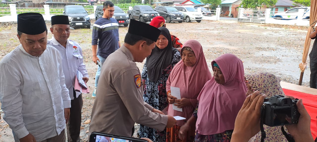 Kabag Ren Polres Tapsel, Kompol Rudi Siregar, tampak memberi santunan ke masyarakat pra sejahtera bersama Wabup, H Jafar Ritonga, dalam momen Safari Ramadan 1446 H