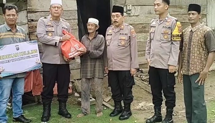 Polres Tapsel dan Polsek Batang Toru Sedekah Keliling Bawa Sembako dan Tali Asih untuk Warga