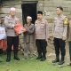 Kabag Log Polres Tapsel, AKP Haposan Harahap, bersama Kapolsek Batang Toru, AKP RN Tarigan, dan lainnya menyerahkan paket sembako dan uang santunan tali asih dari Kapolres, AKBP Yasir Ahmadi, ke salah seorang warga Lansia pra sejahtera dalam program bertajuk Sedekah Keliling