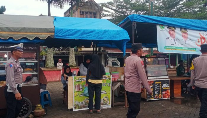 Saat Masyarakat Berburu Takjil, Polsek Sipirok Pengamanan Lalulintas