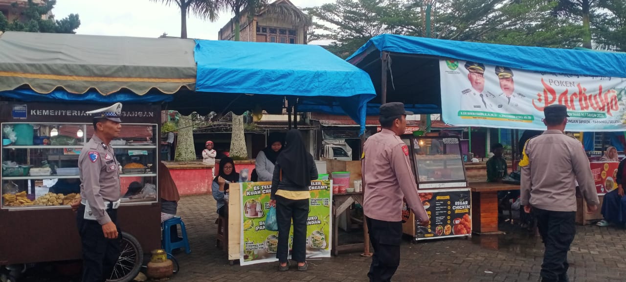 Personel Polsek Sipirok, Polres Tapsel saat melaksanakan pengaturan arus lalulintas di Pam Padat Sore di Alun-alun Pardomuan
