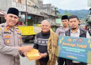 Jumat Berkah Ramadan, Kapolsek Sipirok Bagikan Puluhan Nasi Kotak Jelang Berbuka