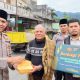 Kapolsek Sipirok, Iptu Aswin Manurung, dan anggota saat bagikan puluhan nasi kotak menjelang berbuka puasa dalam program rutin Jumat Berkah Ramadan 1446 H