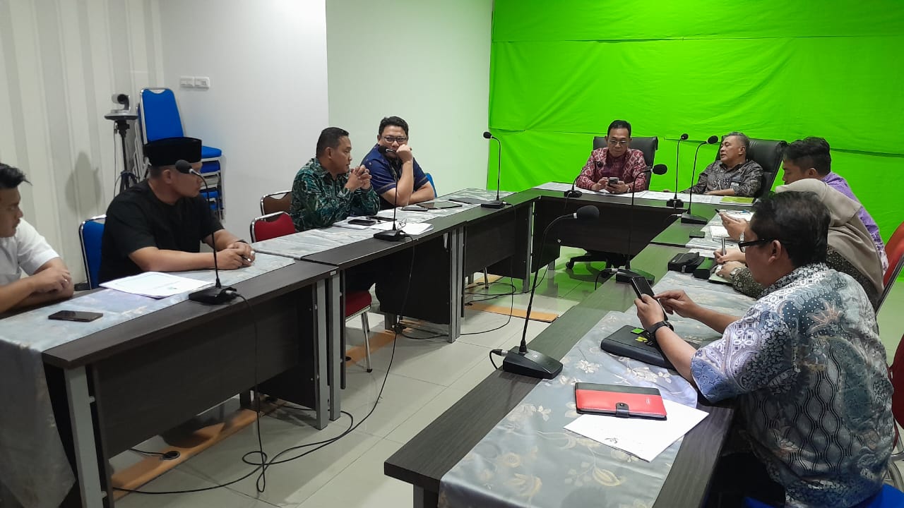 Bupati Tapsel, Gus Irawan Pasaribu, didampingi Wakil Ketua DPRD, Abdul Basith Dalimunthe, dan lainnya saat menggelar pertemuan dengan Kepala BBWS Sumatera II Medan, Agus Safari