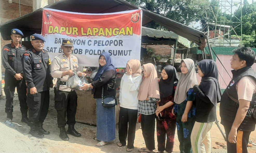 Kapolres Padangsidimpuan, AKBP Dr Wira Prayatna, diwakili Paur Min Log Bag Log, Iptu H Pakpahan, selaku Pawas, menyerahkan bantuan paket sembako ke dapur umum Yon C Sat Brimob Polda Sumut yang diterima Lurah Batang Ayumi Jae, Nora Juana Siregar