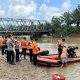 Personel gabungan saat melakukan upaya pencarian dua warga yang dilaporkan hilang pasca banjir bandang di Padangsidimpuan