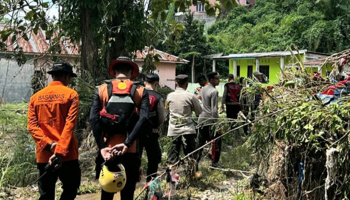 Polres Padangsidimpuan Bantu Cari Korban Diduga Hanyut Terbawa Banjir