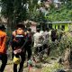 Personel gabungan saat melakukan pencarian korban yang diduga hanyut terbawa arus banjir