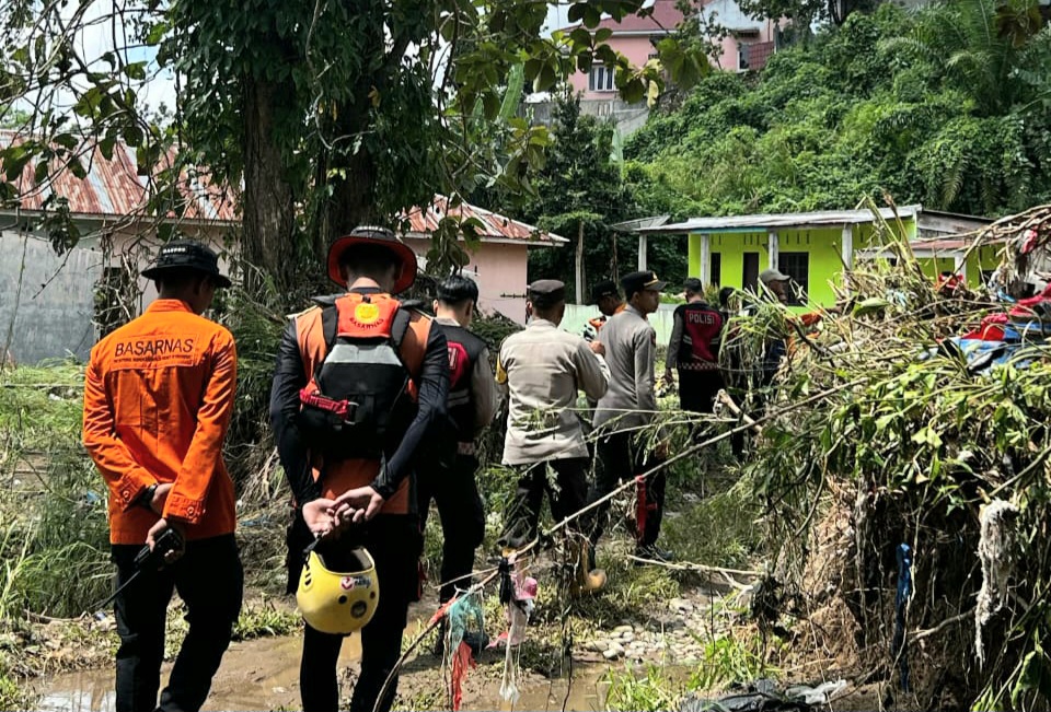 Personel gabungan saat melakukan pencarian korban yang diduga hanyut terbawa arus banjir