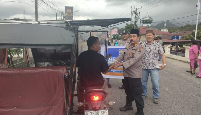 Berkah Ramadan, Kapolsek Batang Toru Bagikan Takjil ke Pengguna Jalan