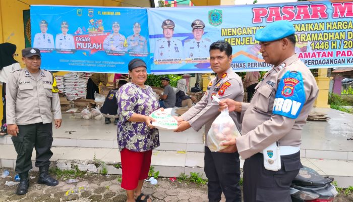 Pastikan Berjalan Lancar, Polsek Padang Bolak Kawal Pasar Murah
