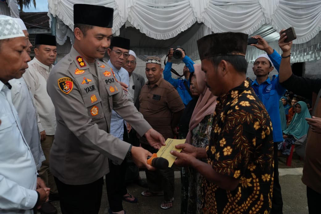 Kapolres Tapsel, AKBP Yasir Ahmadi, SIK, MH, bersama Bupati-Wabup, Gus Irawan Pasaribu-Jafar Syahbuddin Ritonga, saat menggelar Safari Ramadan di Desa Batu Horpak, Kecamatan Tantom Angkola