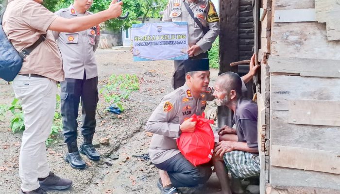 AKBP Yasir Tak Berjarak ke Warga Pra Sejahtera Saat Sedekah Keliling