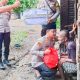 Kapolres Tapsel, AKBP Yasir Ahmadi, dan rombongan, tampak tak berjarak dengan warga pra sejahtera saat menyerahkan paket sembako dan uang santunan tali asih dalam program sedekah keliling