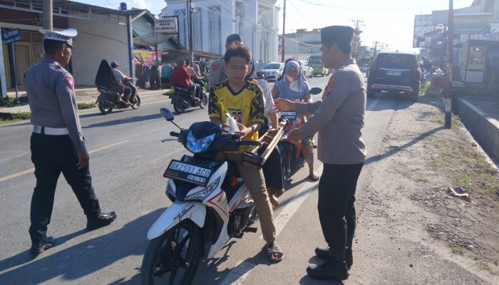 Polsek Padang Bolak Bagikan Ratusan Paket Takjil ke Masyarakat