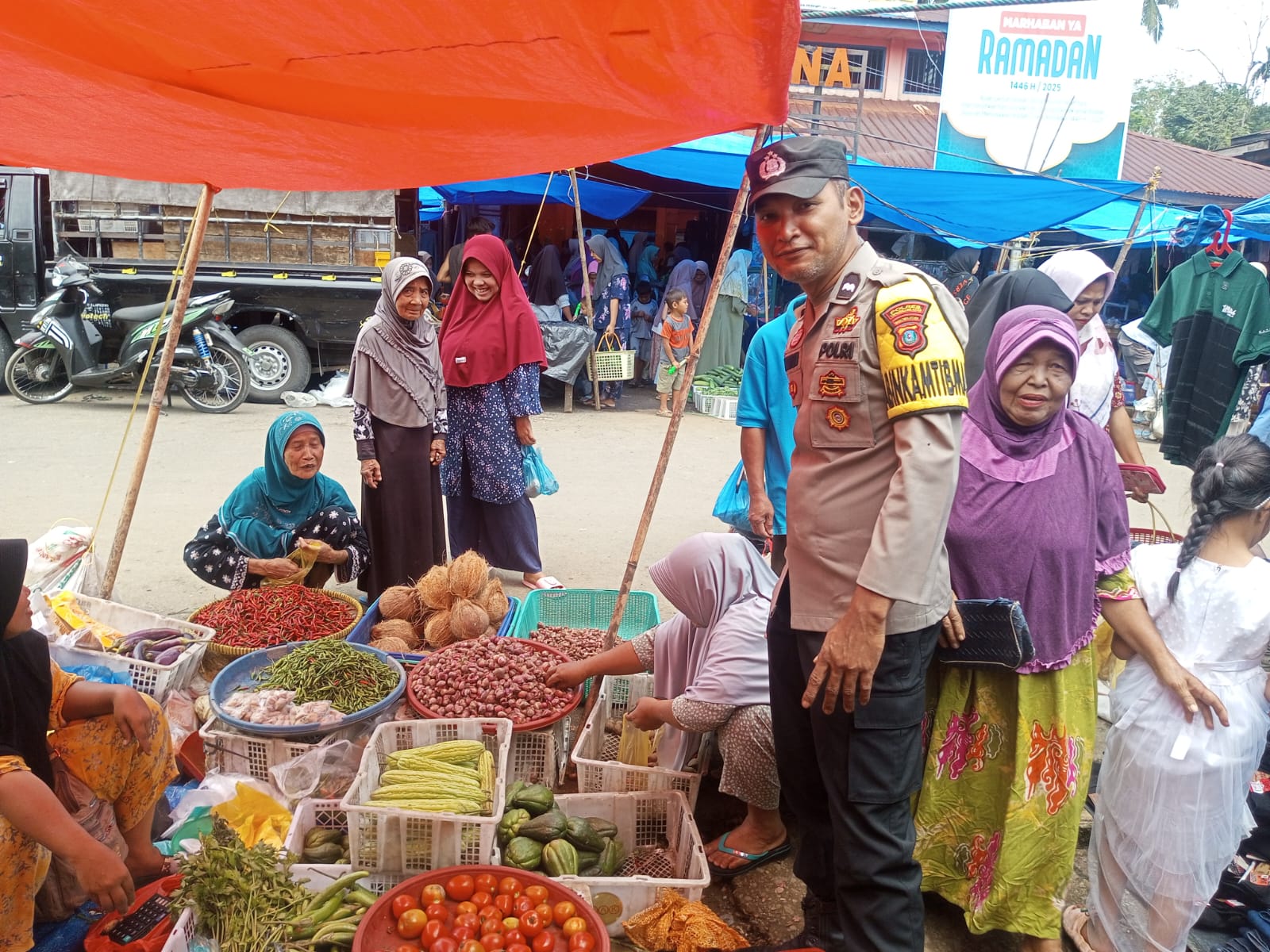 Personel Polsek Batang Toru menggelar Patroli pengamanan di pusat Sempurna
