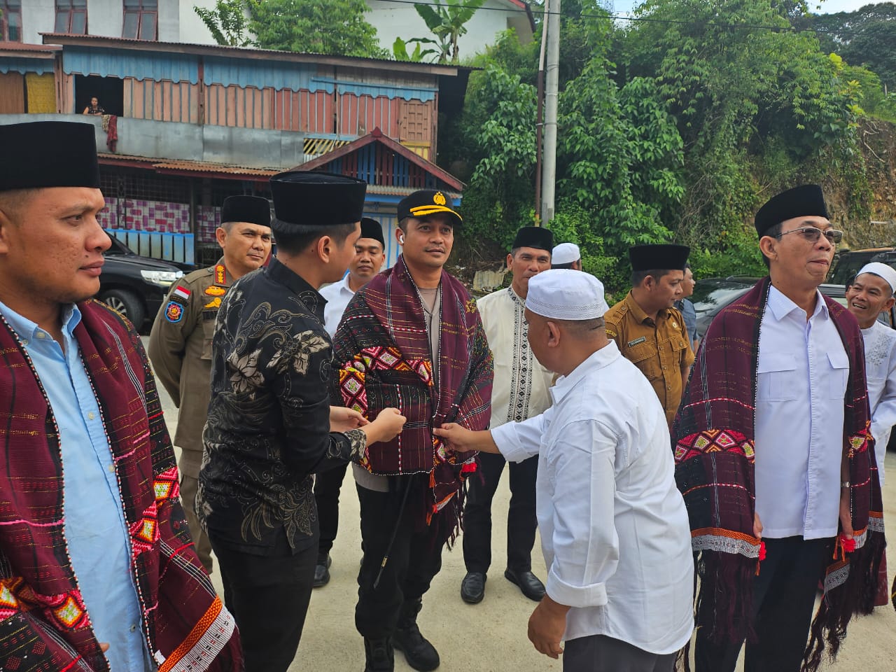 Kapolres Tapsel, AKBP Yasir Ahmadi, bersama Bupati, Gus Irawan Pasaribu, diulosi saat Safari Ramadan di Masjid Tuan Syekh Sihabubuddin, Desa Aek Libung